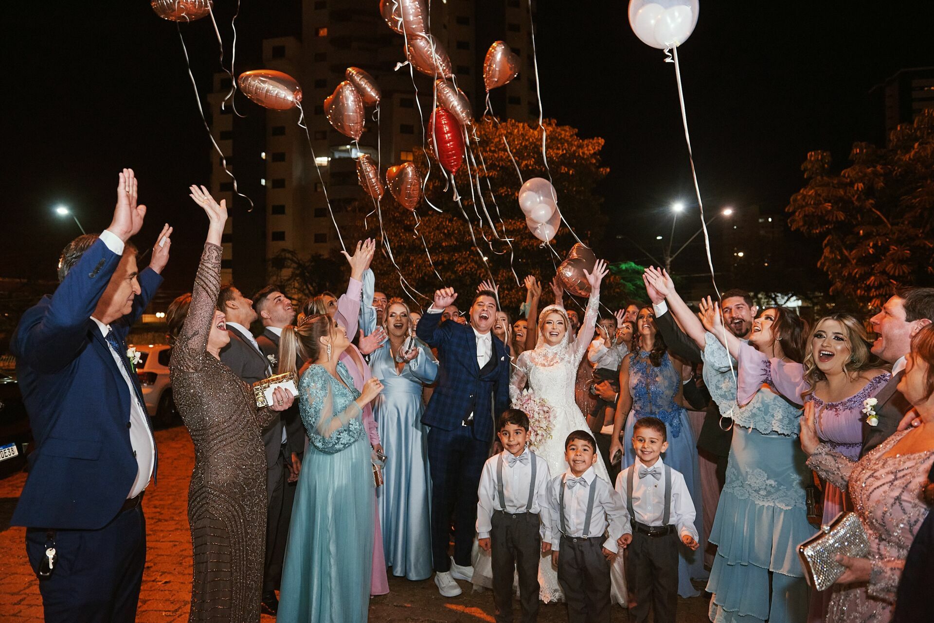 Foto Casamento espetacular Mariana e Marcos no Santuário NS de Fatima e Zion, Bauru - SP - Imagem 30