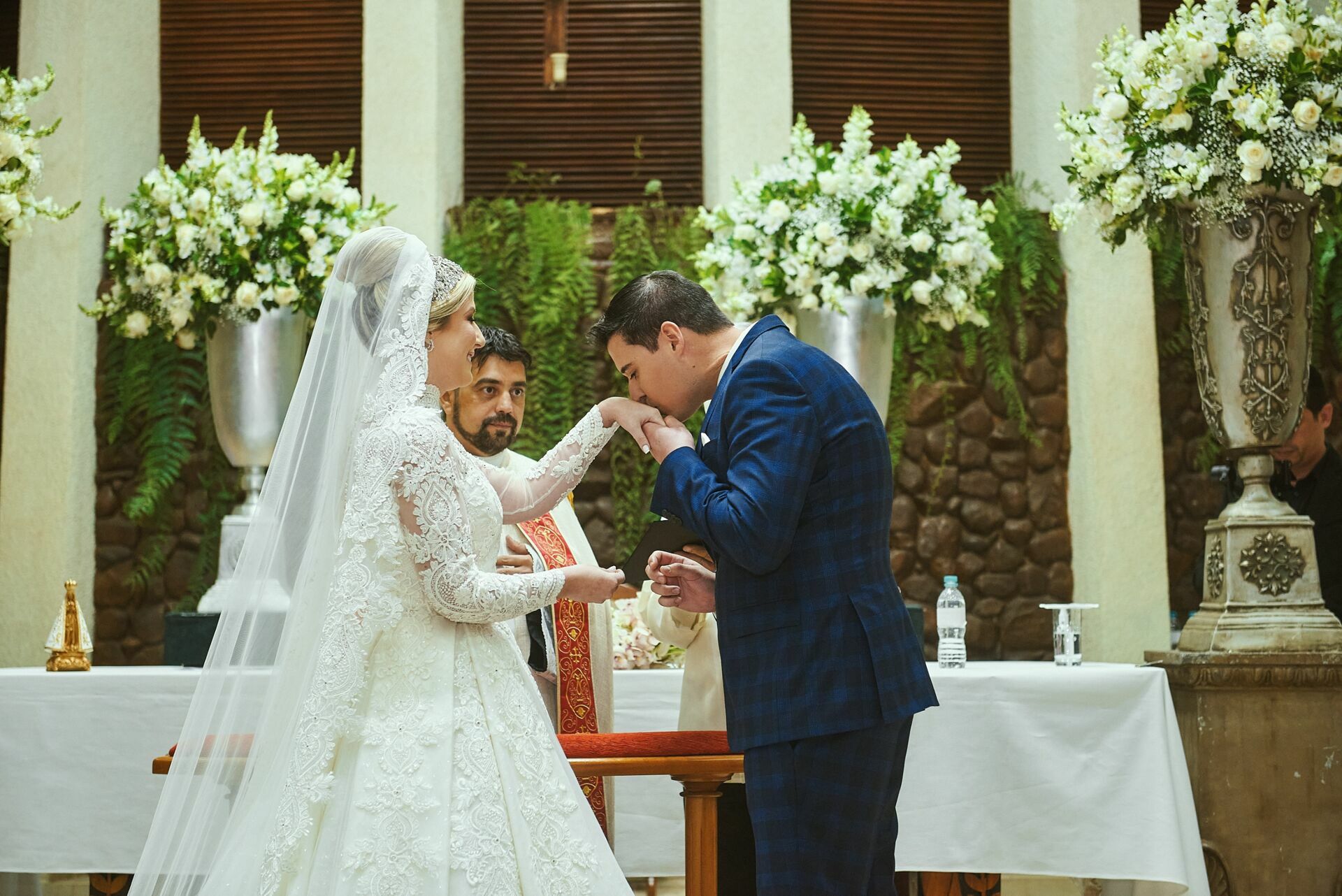 Foto Casamento espetacular Mariana e Marcos no Santuário NS de Fatima e Zion, Bauru - SP - Imagem 24