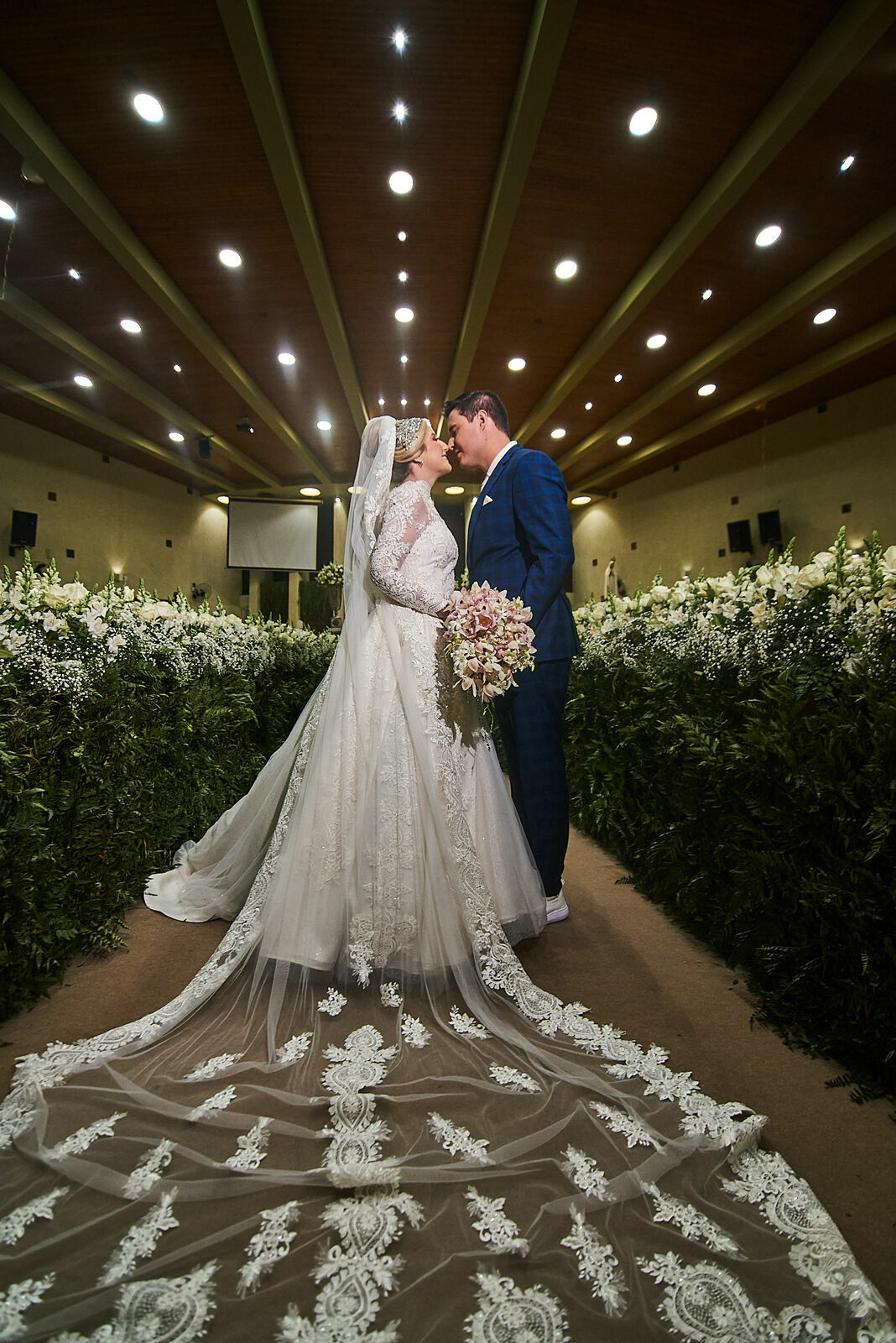 Foto Casamento espetacular Mariana e Marcos no Santuário NS de Fatima e Zion, Bauru - SP - Imagem 32